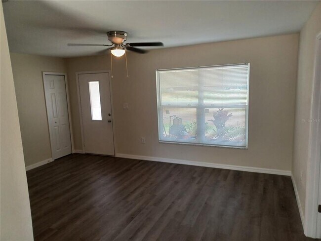 Building Photo - 306 W Primrose Ln