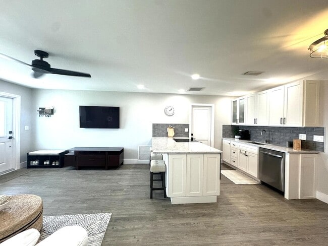 Building Photo - 108 SW 9th St