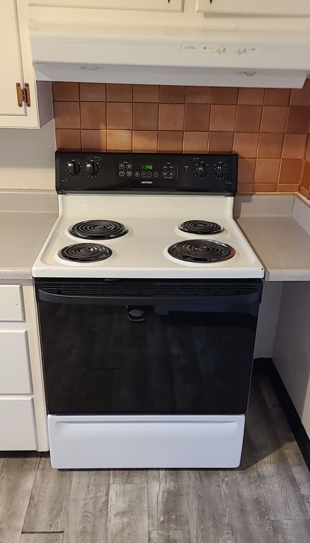 Building Photo - Updated 2 Bedroom Apartment with Private P...