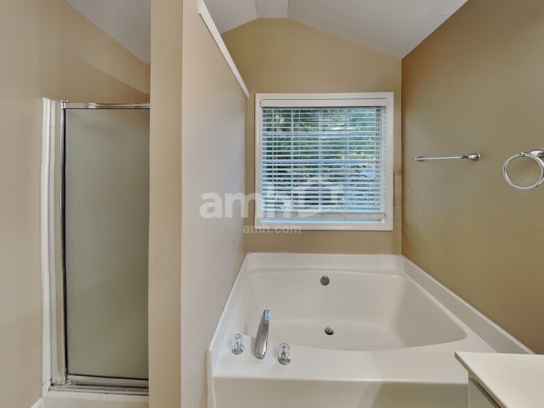 Building Photo - 1584 Silver Ridge Dr