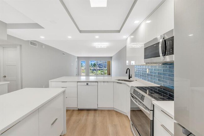 Building Photo - 750 N Ocean Blvd