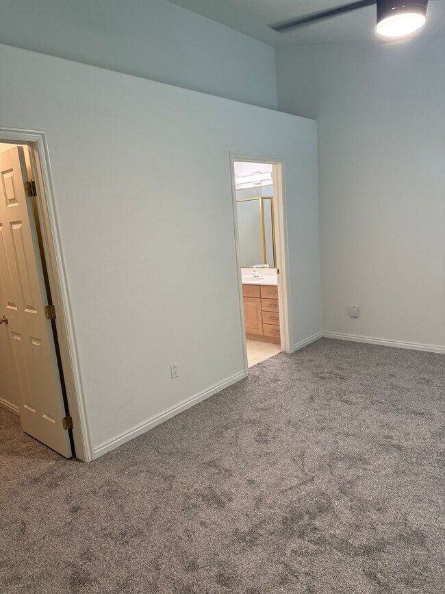 Building Photo - Single-Level Home with Community Pool, Gym...