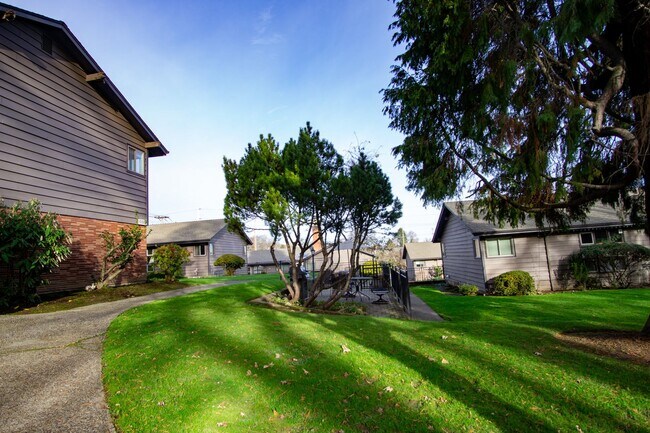 Building Photo - FREE RENT: Renovated Mid-Century 2Bdr w/Hardwoods, Dishwasher + Pets OK