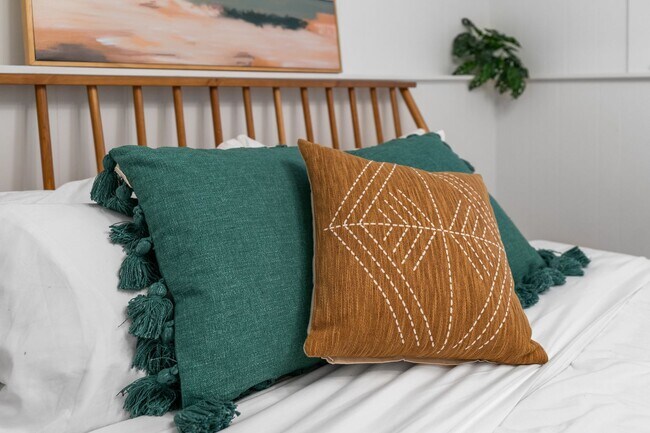 Building Photo - Stylish & Turnkey Furnished 2-BR Daylight Basement Apartment – Utilities + Wi-Fi Included