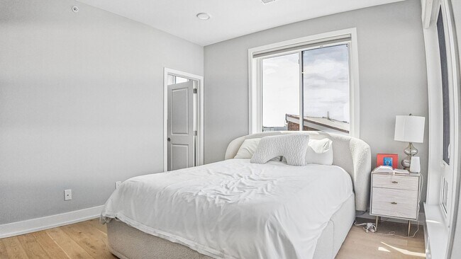 Building Photo - Luxury Fishtown Apartment With Parking!
