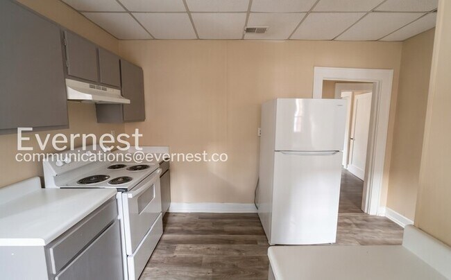 Building Photo - 3 Bed, 1 Bath Home with Fenced Yard / Pet-Friendly / Available Now!