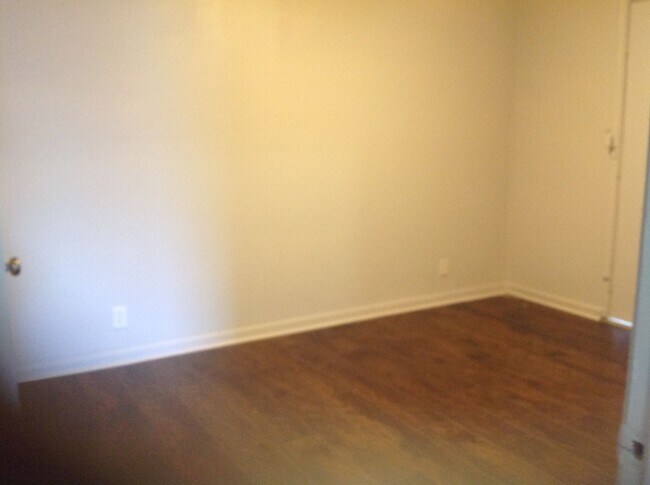 Building Photo - 206 Hub Ave