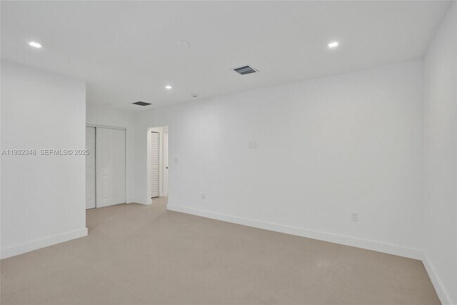 Building Photo - 922 NW 4th Ave