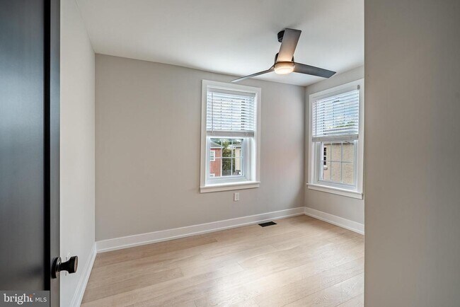 Building Photo - 303 W Washington St