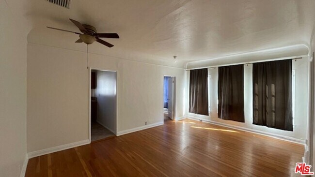 Building Photo - 444 N Sycamore Ave