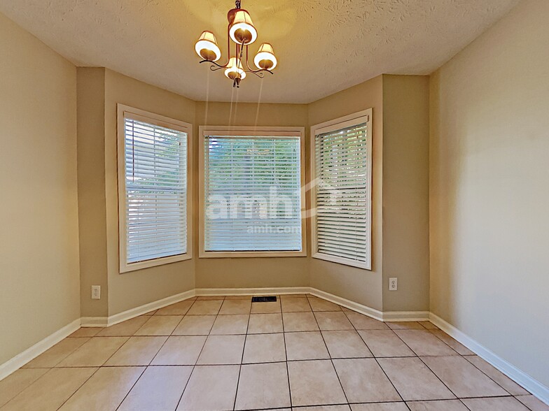 Building Photo - 325 Split Rail Way