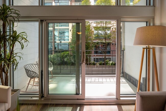 Building Photo - Modern Loft On First Hill!