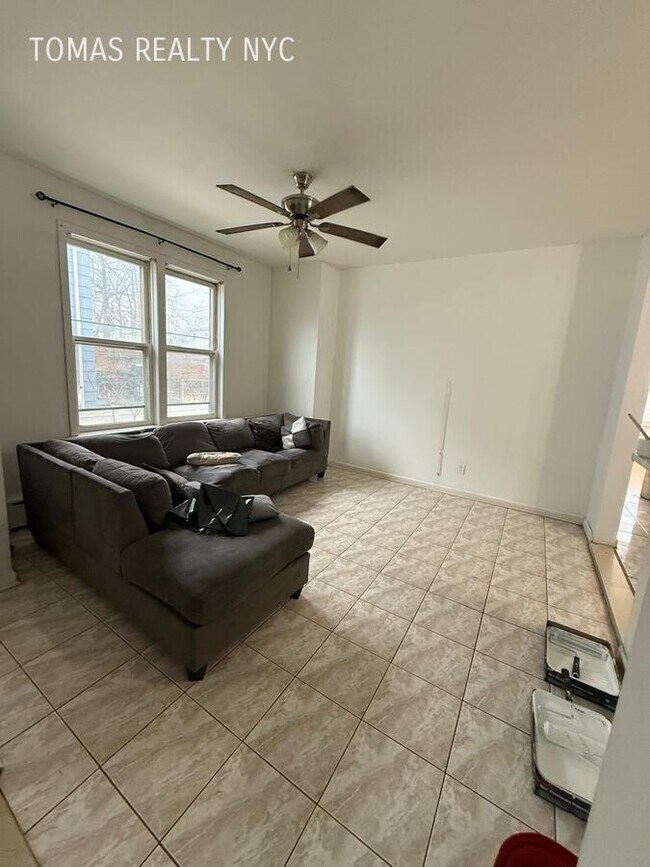 Building Photo - 83 Maple Pl