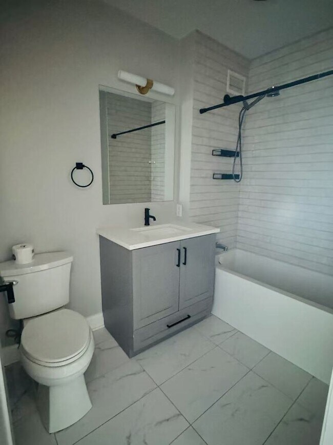 Building Photo - 400 N La Salle Dr