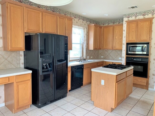 Building Photo - Two story home on large lot in the Ridge a...
