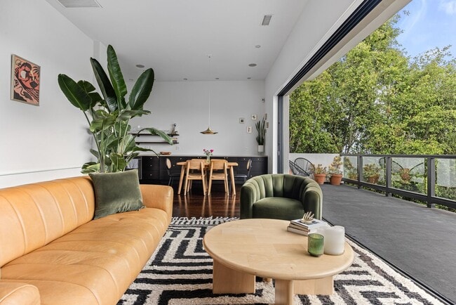 Building Photo - Architectural Contemporary with Panoramic ...