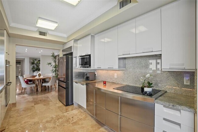 Building Photo - 715 Bayshore Dr