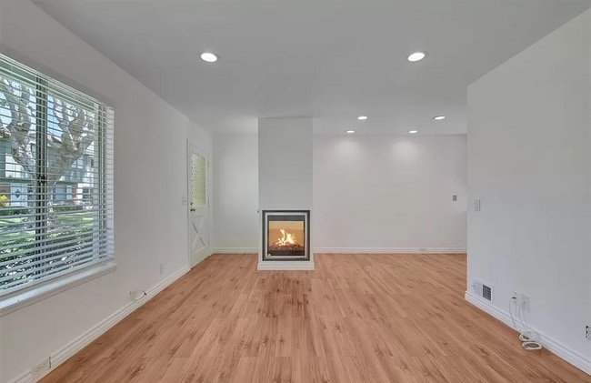 Building Photo - 19860 Claremont Ln