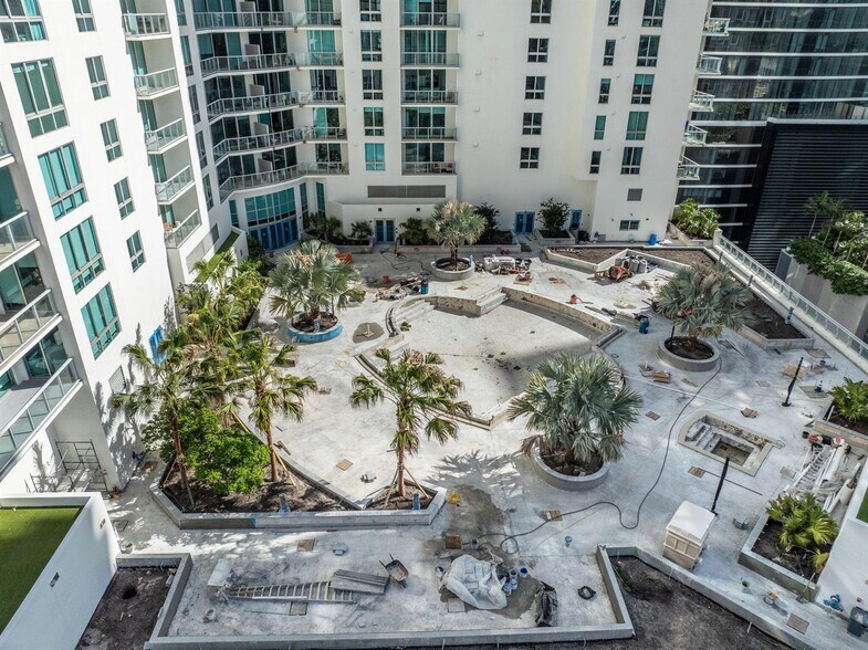 Building Photo - 300 S Biscayne Blvd