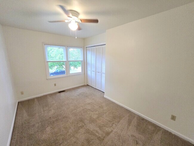 Building Photo - SPACIOUS 4 BED/2.5 TOWNHOME IN GREAT NECK!...