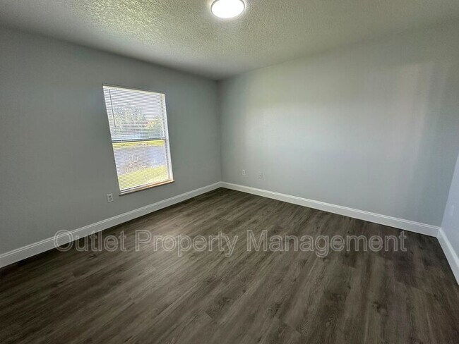 Building Photo - 7526 University Garden Dr