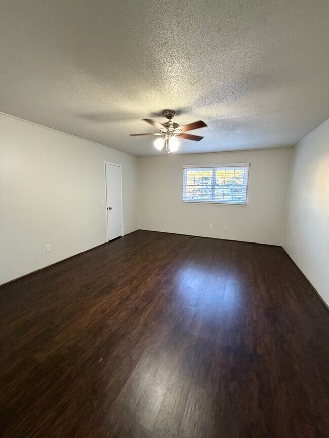 Building Photo - Beautifully Renovated Duplex in Prime Auburn Location