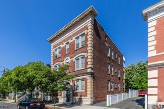 Building Photo - 108 Pine St