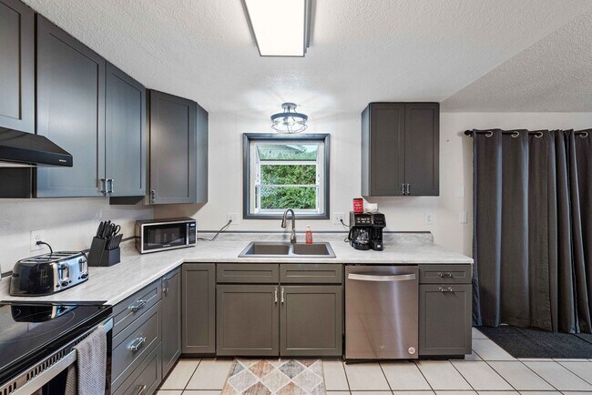 Building Photo - GORGEOUS 3 Bedroom (+BONUS ROOM!) 2 Bath Home with RV/Boat storage near beaches and shopping!