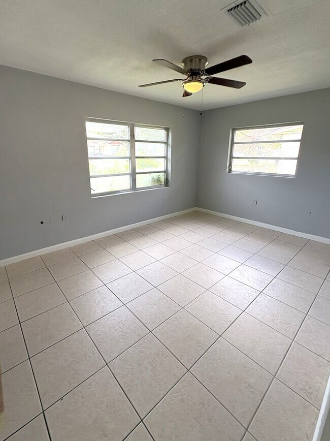 Building Photo - Charming 2 Bedroom Home with Fenced Yard & Screened Patio – Prime Location!