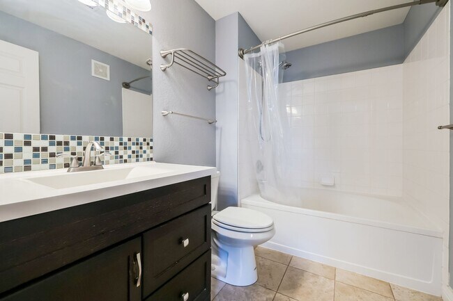 Building Photo - Spacious, Updated 2BR / 2 BA Condo in Gated Community!