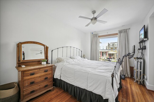 Building Photo - Modern Rowhome with Private Parking Pad! AVAILABLE NOW!