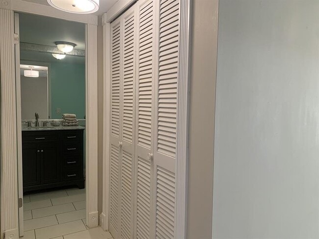 Building Photo - 2801 N Palm Aire Dr