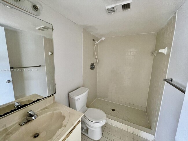 Building Photo - 2624 Riverside Dr