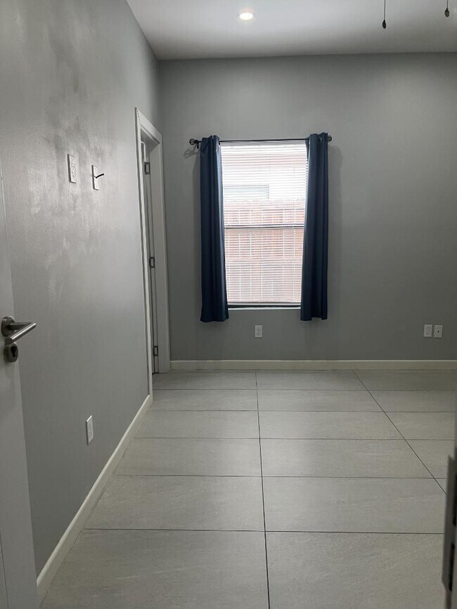 Building Photo - 2022 Summerland Ln