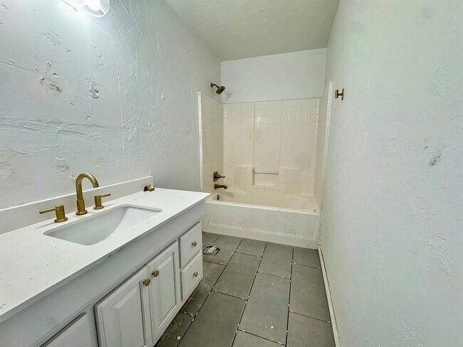 Building Photo - 223 W 6th St