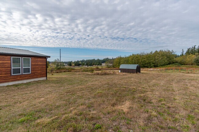 Building Photo - 3 Bed 2 Bath Pet Friendly Home