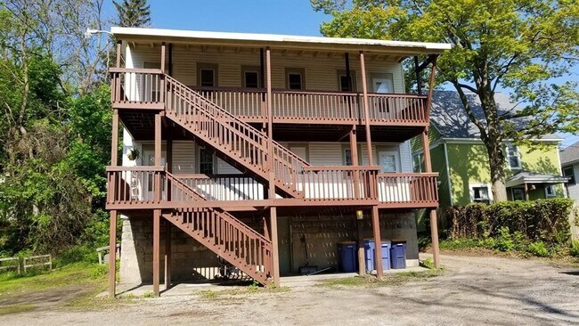 Building Photo - Upper 2 Bedroom Apartment!