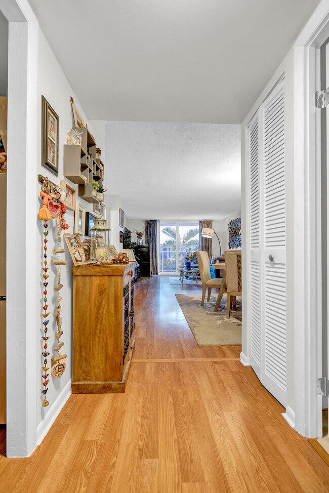 Building Photo - 1904 S Ocean Dr