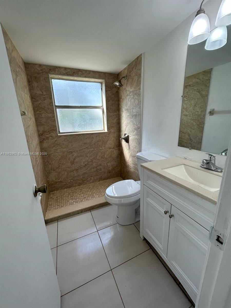 Building Photo - 820 Twin Lakes Dr