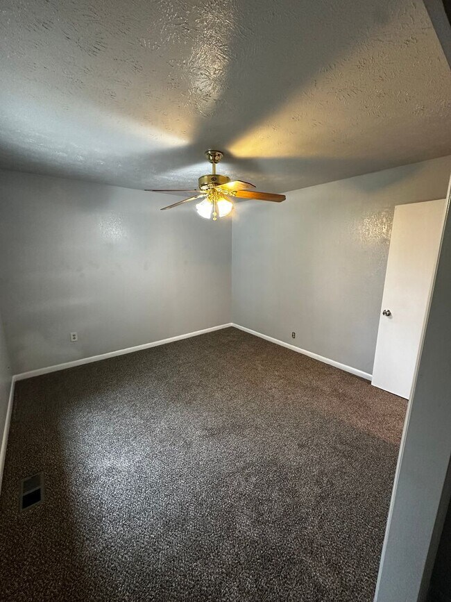 Building Photo - 3 Bedroom 1 bath