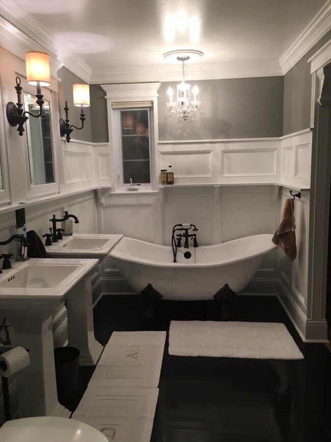 Building Photo - 583 Nile St