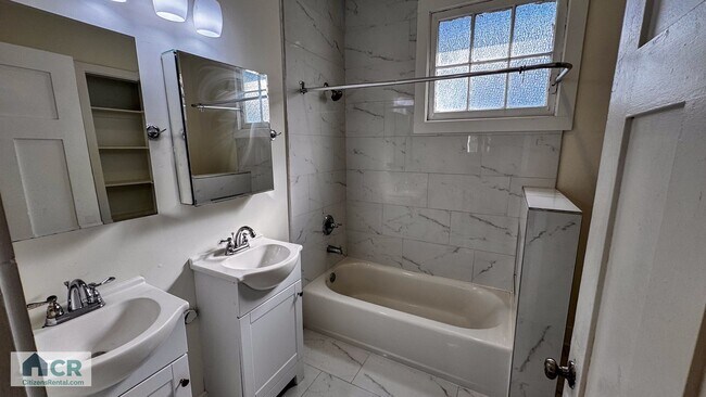 Building Photo - 5bd/2ba Near Campus and Broadway!