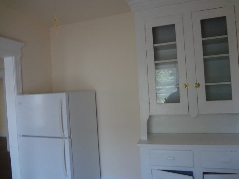 Building Photo - 2 N Austin Ave