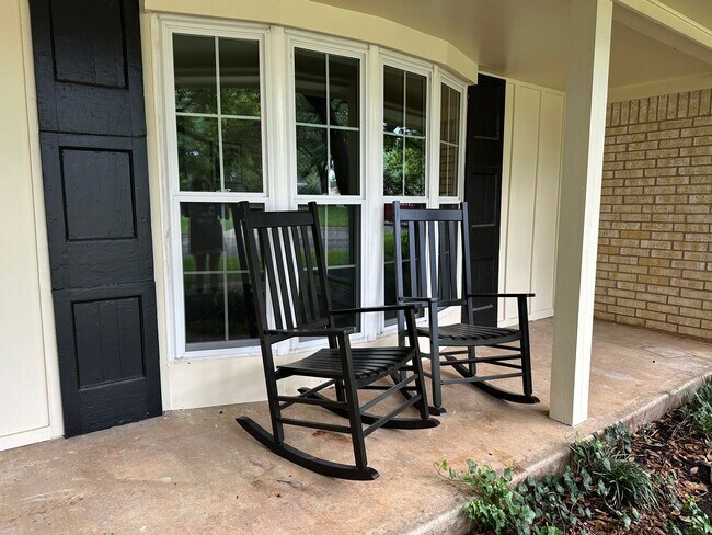 Building Photo - Updated 4 Bedroom Corner Lot in Woodway