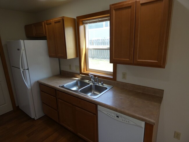 Building Photo - APPLICATION PENDING - Quiet living close t...