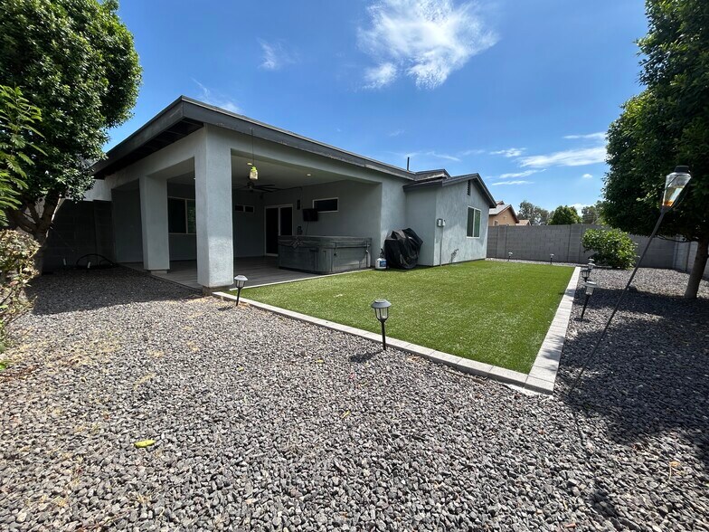 Building Photo - 3507 E Claire Dr