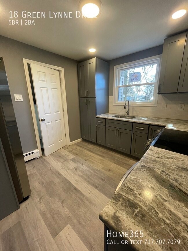 Building Photo - 18 Green Lynne Drive - Beautiful 5 Bedroom...