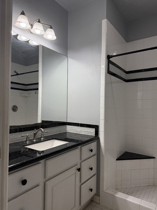 Building Photo - 1425 W Villa Maria Rd