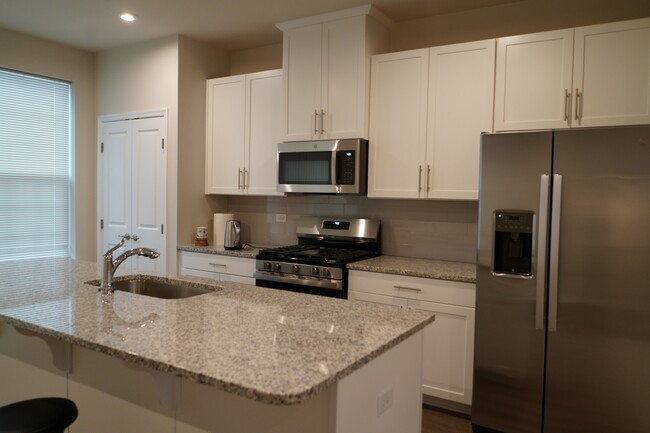 Building Photo - 907 Jenkins Ct