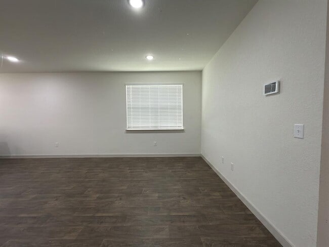 Building Photo - 3001 Egan Dr